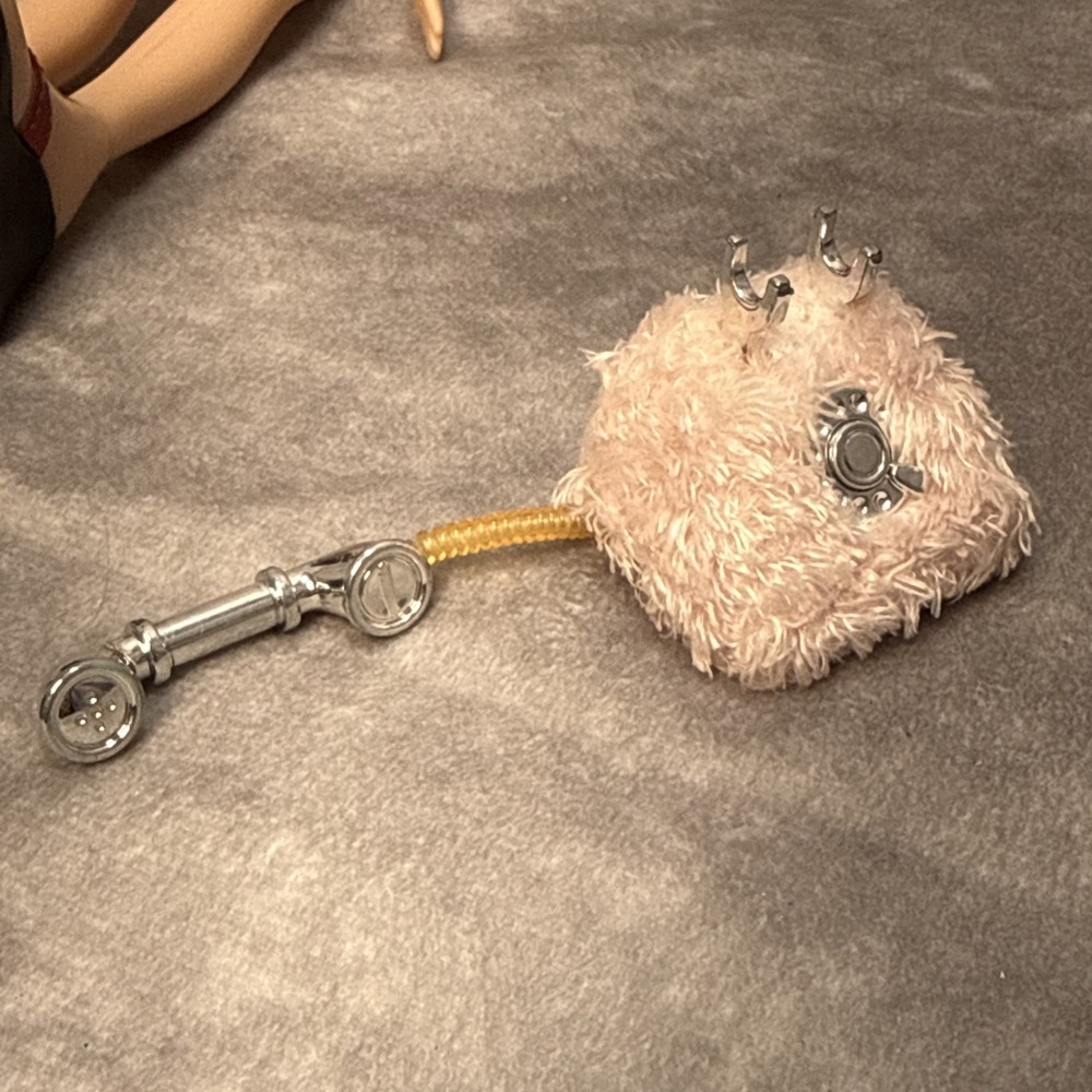 Vintage Bratz Chloe RARE Doll 2001 with Pink Fuzzy Y2K Phone & 2 Silver Brushes - Picture 16 of 16